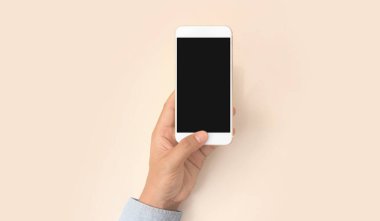 El ele tutuşan akıllı telefon aygıtı ve ekrana dokunma
