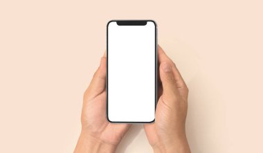 El ele tutuşan akıllı telefon aygıtı ve ekrana dokunma