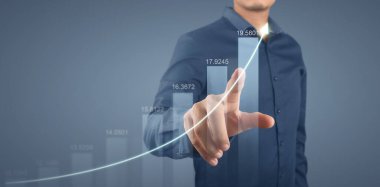 İşadamı, işinde grafik büyümesi ve grafik artışı için olumlu göstergeler planlıyor