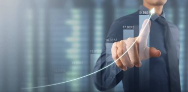 İşadamı, işinde grafik büyümesi ve grafik artışı için olumlu göstergeler planlıyor