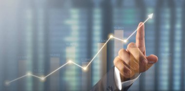 İşadamı, işinde grafik büyümesi ve grafik artışı için olumlu göstergeler planlıyor