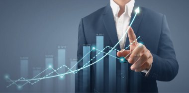 İşadamı, işinde grafik büyümesi ve grafik artışı için olumlu göstergeler planlıyor