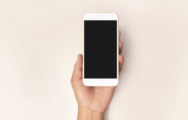 El ele tutuşan akıllı telefon aygıtı ve ekrana dokunma