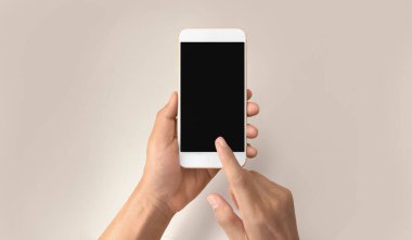 El ele tutuşan akıllı telefon aygıtı ve ekrana dokunma