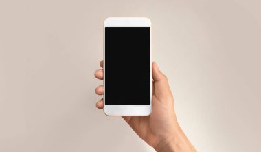 El ele tutuşan akıllı telefon aygıtı ve ekrana dokunma