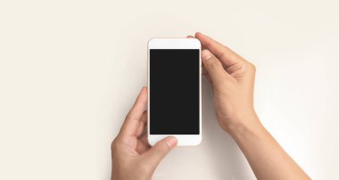 El ele tutuşan akıllı telefon aygıtı ve ekrana dokunma