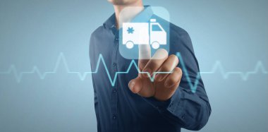 Elle sağlık ve tıp konseptine iki kat maruz kalma. sanal ekran arayüzü