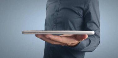 Tableti tutan eller izole ekran ile bilgisayar aygıtına dokunur