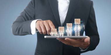 Para ve zenginlik kavramı. Akıllı telefonu temsil eden camlara yığınla para.