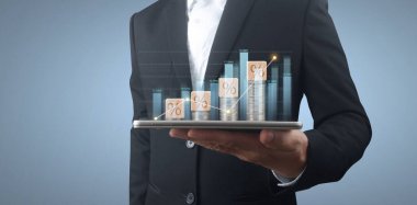 Para ve zenginlik kavramı. Akıllı telefonu temsil eden camlara yığınla para.