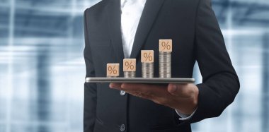 Para ve zenginlik kavramı. Akıllı telefonu temsil eden camlara yığınla para.