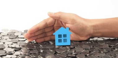 Ayrılmış minyatür ev modeli el yapımı. gayrimenkul yatırım kavramı