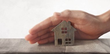 Ayrılmış minyatür ev modeli el yapımı. gayrimenkul yatırım kavramı