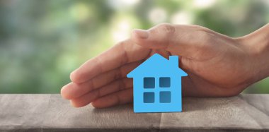 Ayrılmış minyatür ev modeli el yapımı. gayrimenkul yatırım kavramı