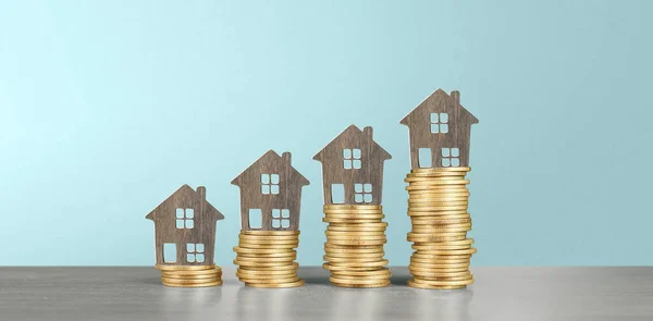 Model Miniaturowego Domku Monetach Koncepcja Inwestycji Nieruchomości — Zdjęcie stockowe