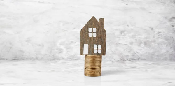 コインをモックアップする戸建ミニチュアハウスの模型 不動産投資の概念 — ストック写真
