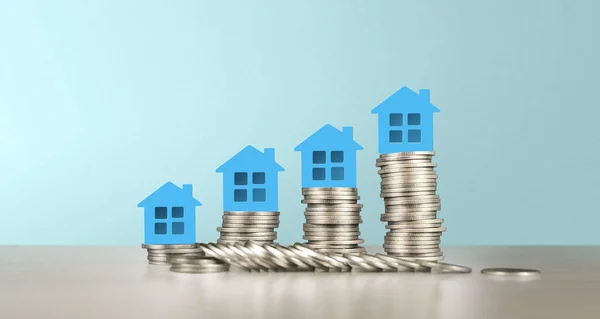 Modell Eines Freistehenden Miniaturhauses Auf Münzen Immobilieninvestitionskonzept — Stockfoto