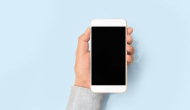 El ele tutuşan akıllı telefon aygıtı ve ekrana dokunma