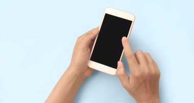 El ele tutuşan akıllı telefon aygıtı ve ekrana dokunma