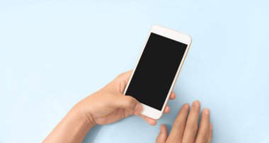 El ele tutuşan akıllı telefon aygıtı ve ekrana dokunma