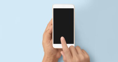 El ele tutuşan akıllı telefon aygıtı ve ekrana dokunma