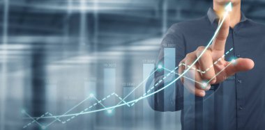 İşadamı grafik büyümesi ve grafik pozitif göstergelerin artması planı