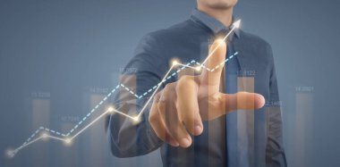 İşadamı grafik büyümesi ve grafik pozitif göstergelerin artması planı