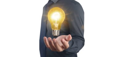 Aydınlatılmış ampul, fikir, inovasyon ilham kavramının el ele tutuşması