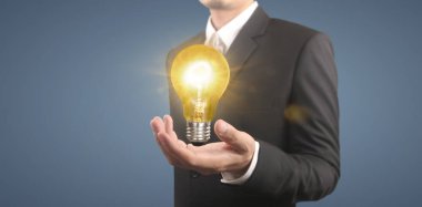 Aydınlatılmış ampul, fikir, inovasyon ilham kavramının el ele tutuşması