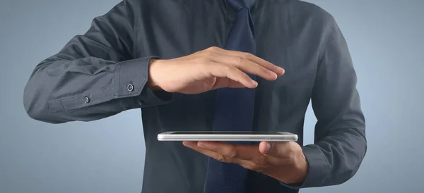 Ręce Trzymające Tablet Dotykowy Gadżet Komputerowy — Zdjęcie stockowe