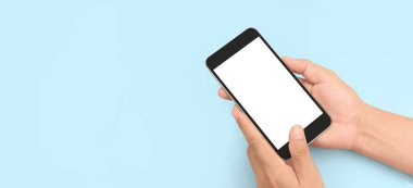 El ele tutuşan akıllı telefon aygıtı ve ekrana dokunma