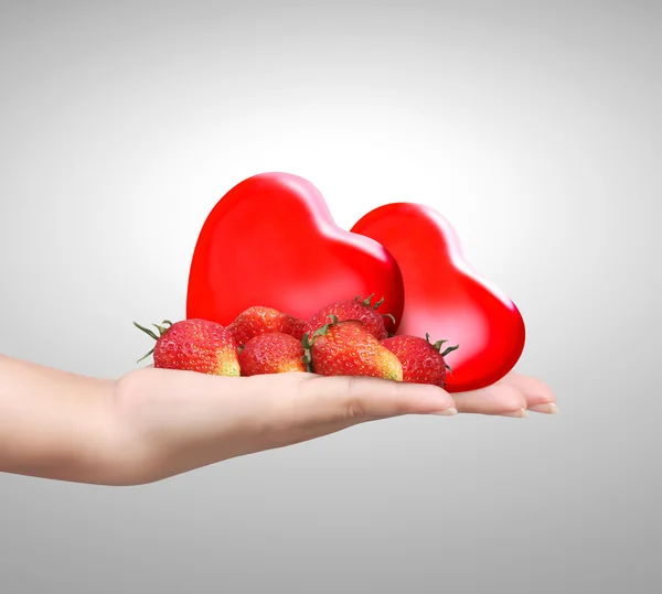 Tenant fraises et coeur — Photo