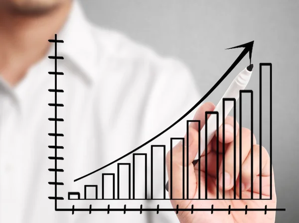 Mann zeichnet ein Diagramm — Stockfoto