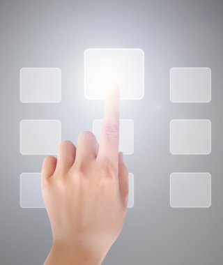 adam bir dokunmatik ekran düğmesine basarak