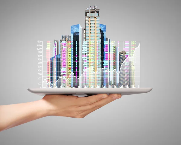 Tablet göz Emlak kullanarak adam ele