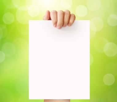 beyaz boş A4 kağıt tutan