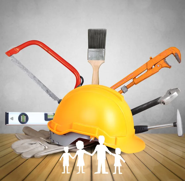 Żółty kask z tworzyw sztucznych bezpieczeństwa i narzędzia — Zdjęcie stockowe