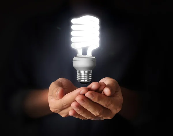 Gloeilamp idee in de hand — Stockfoto