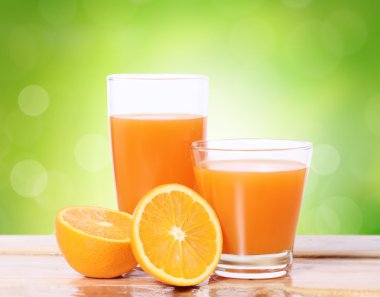 jus d'orange sur boisahşap üzerine portakal suyu
