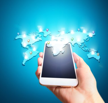 Akıllı telefon elinde.