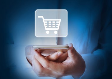 Akıllı telefon elinde.