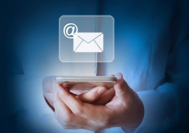 Akıllı telefon elinde.