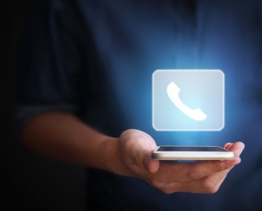 Akıllı telefon elinde.