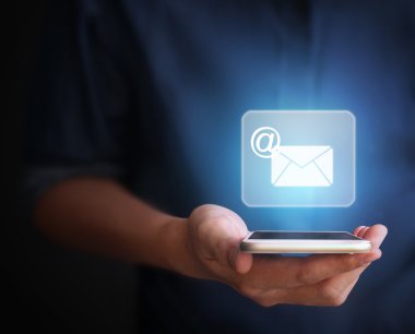 Akıllı telefon elinde.