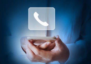 Akıllı telefon elinde.