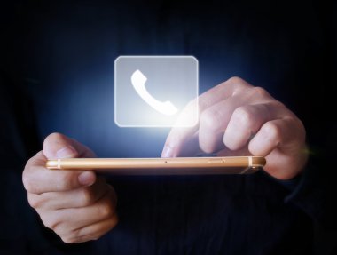 Akıllı telefon elinde.