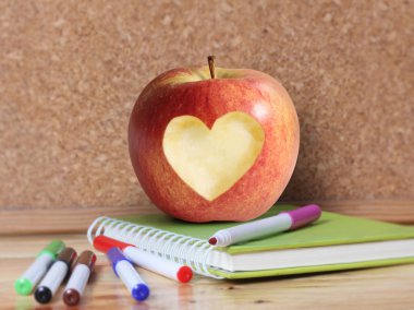 Okul malzemeleri ve elma..