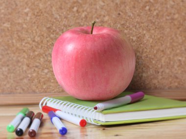 Okul malzemeleri ve elma..