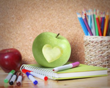 Okul malzemeleri ve elma..