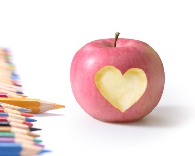 Okul malzemeleri ve elma..